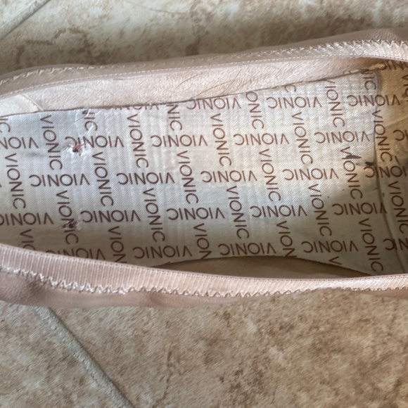 Nude Vionic leather flats - Picture 2 of 6